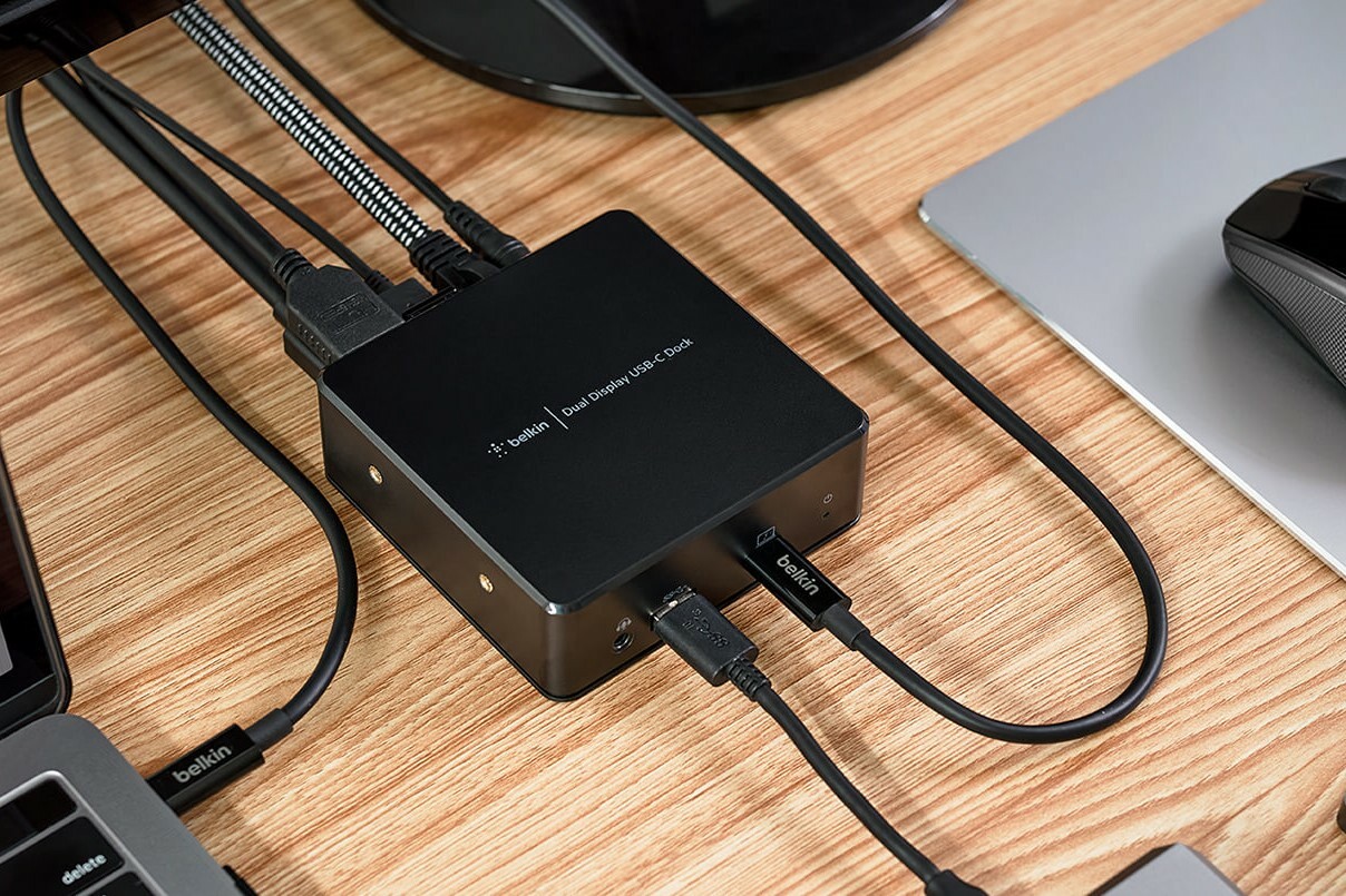 docking station with laptop